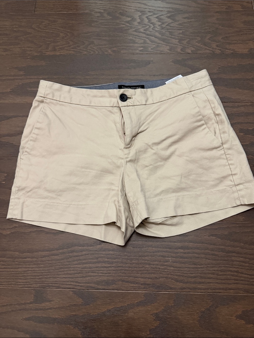 Banana Republic Khaki “Hampton fit” shorts